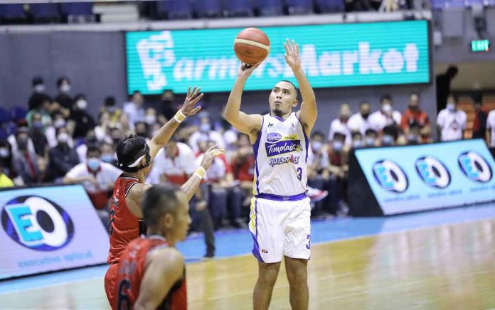 Magnolia Chicken Timplados Hotshots’ Paul Lee attempts an outside shot while being defended by Blackwater Bossing’s Barkley Ebona. PBA MEDIA BUREAU