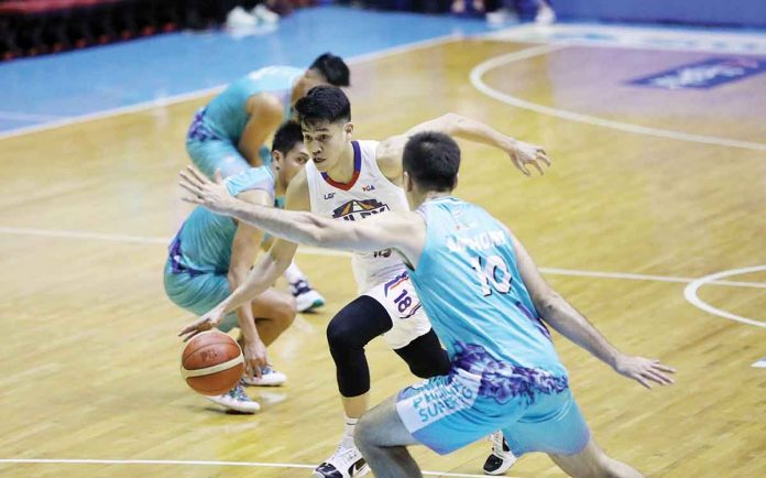 NLEX Road Warriors’ Calvin Oftana tries to run past the defense of Phoenix Super LPG Fuel Masters’ Sean Anthony. PBA MEDIA BUREAU