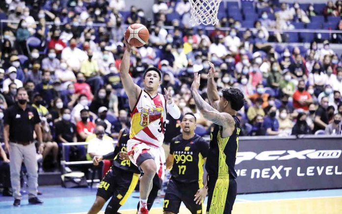 Ilonggo Jericho Cruz of San Miguel Beermen goes for a floater while being defended by TNT Tropang Giga’s Glenn Khobuntin. PBA MEDIA BUREAU