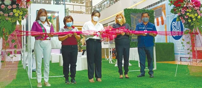 The Breastfeeding Art Exhibit opening at SM City Iloilo is spearheaded by (from left) Rotary Club of Midtown Iloilo president Ivy Evangelista-Casanas, Philippine Pediatric Society - WV Breastfeeding Committee chairman Dr. Ma. Janette De Ramos, Breastfeeding Ilonggas co-founder and chair Adhara Sebuado, Himbon Contemporary Ilonggo Artist Group vice president Gina Apostol, and SM City Iloilo mall manager Engineer Gilbert Domingo. PHOTO BY GLENDA TAYONA/AJ PALCULLO