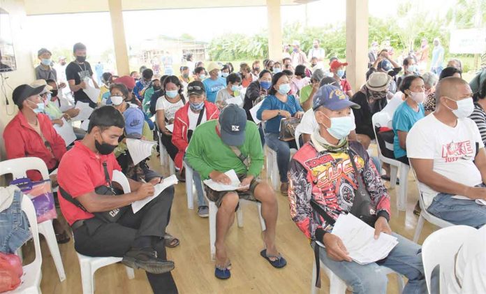 Typhoon “Odette”-affected farmers in southern Negros Occidental avail of a no-interest loan amounting to P10,000 each from the Department of Agriculture's Survival and Recovery Loan Assistance.PIO NEGROS OCCIDENTAL