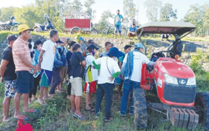 The first batch of farmers from Sibalom, Antique attend a briefing on the use of a four-wheel tractor. Around 150 farmers will undergo training. PNA PHOTO COURTESY OF USWAG DUROG RIVERGEMS FARM