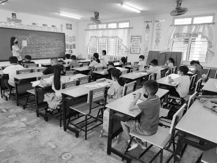 In Balabag Elementary School in Malay, Aklan, elementary pupils observe physical distancing in class. They also wear facemask.