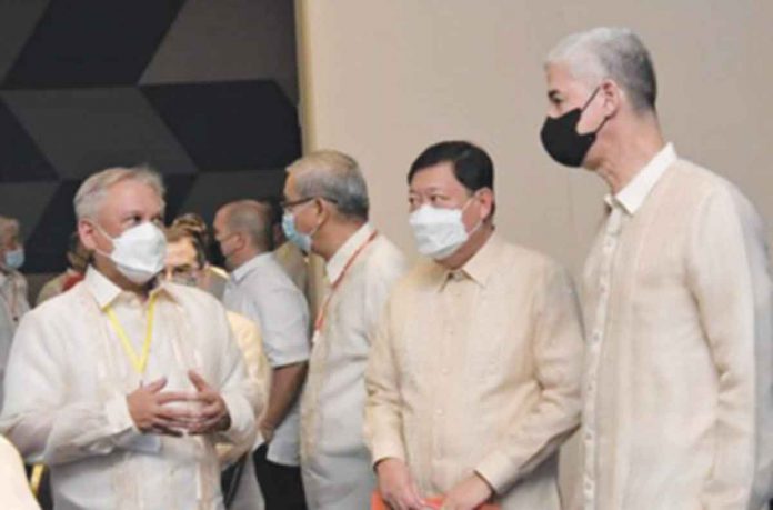 SUGAR CONVENTION. Negros Occidental’s Gov. Eugenio Jose Lacson (right), 5th District’s Cong. Emilio Bernardino Yulo (center) and Acting Administrator David John Thaddeus Alba of the Sugar Regulatory Administration gather for the opening of the Philippine Sugar Technologists Association’s 68th Annual National Convention at the SMX Convention Center in Bacolod City on Aug. 24, 2022. SRA would go full blast in utilizing the Sugar Industry Development Act fund by next year to make the Philippines globally competitive. PHOTO COURTESY OF PIO NEGROS OCCIDENTAL