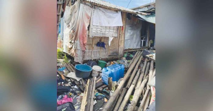 In Iloilo City’s Barangay Tanza Timawa 2 where a four-month-old baby died of acute gastroenteritis, inspectors from the City Health Office discovered containers being filled with water in an area with a highly questionable sanitation. PHOTO CREDIT CHO-CESU