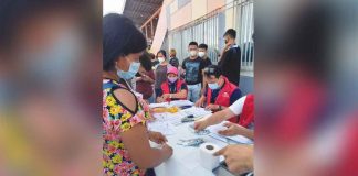 Margielyn Sobredo of Pototan, Iloilo receives the educational cash assistance for her two children grades 7 and 9 at the Iloilo Sports Complex on August 20, 2022. DSWD-6