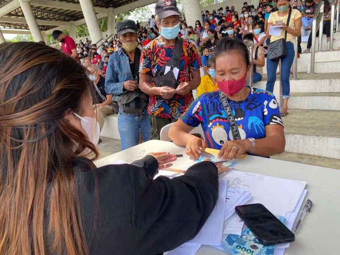 Iloilo City’s indigent queue to secure their own electrical connections with MORE Electric and Power Corporation. The office of Sen. Christopher “Bong” Go is shouldering their bill deposits and electrical safety connection certificates.