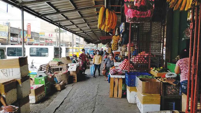 WHERE ARE THE CUSTOMERS? Vendors at the Iloilo Terminal Market wait for buyers that are sometimes hard to come by. When this market is finally redeveloped into a modern one with, among others, ample parking spaces, they hope more customers would be coming over. PN PHOTO