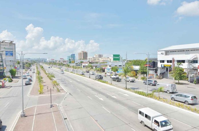 BETTER THAN RAILWAYS? This is the Sen. Benigno Aquino Jr. Avenue, popularly called Diversion Road, in Iloilo City’s bustling district of Mandurriao. This is just one of several major thoroughfares in the city. It also has wide circumferential, radial and coastal roads, all geared towards spurring grow and more developments. PN PHOTO