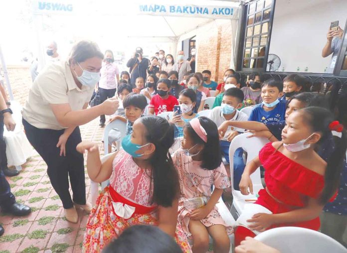 VP AND THE KIDS. Vice President Sara Duterte-Carpio greets children at the Graciano Lopez Jaena Learning Resource Center and Museum in Jaro, Iloilo City before reading to them the story “Barter of Panay.” The Vice President is also the Secretary of the Department of Education. She graced the 85th Charter Day celebration of Iloilo City yesterday. ILOILO CITY GOV’T PHOTO