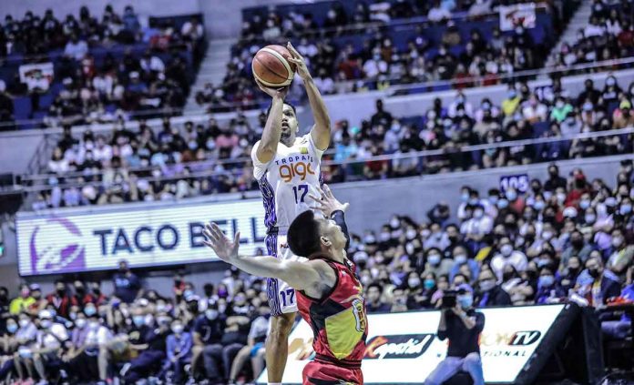 TNT Tropang Giga pulls up for the game-winning basket against the defense of San Miguel Beermen’s Simon Enciso. PNA MEDIA BUREAU