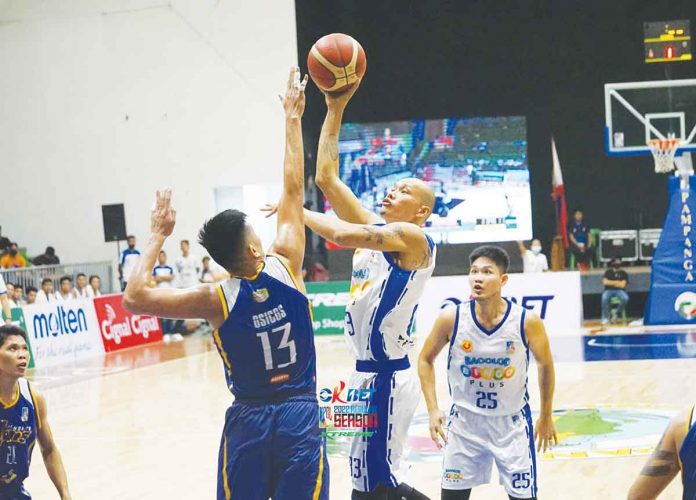 Negrense Mark Yee of Bacolod BingoPlus attempts a one-hander against the defense of Mindoro Tamaraws’ Khen Osicos. MPBL PHOTO