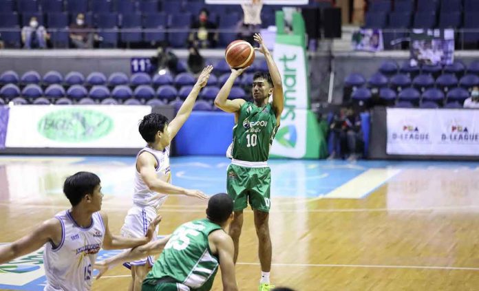 EcoOil-DLSU Green Archers’ Evan Nelle attempts an outside shot against the defense of Marinerong Pilipino Skippers’ Jan Manlangit. PBA MEDIA BUREAU