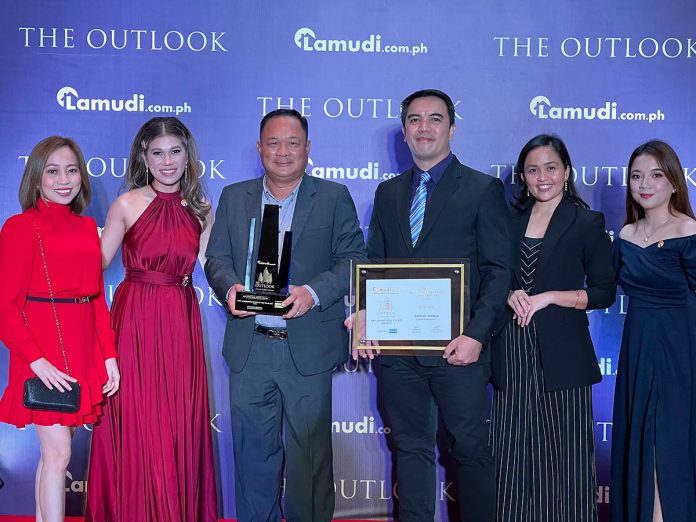 SPI’s FVP Jerry Rubis (3rd from left), Laguna Sector Head Cezar Cruz (4th from left), Vertical Sector Head Christine Santiago, and Corpcom Manager Princess Tobias received the award with Lamudi representatives. Suntrust Sentosa, a house and lot development of Suntrust Properties, Inc. (SPI) won the Best Affordable House and Lot Development (Luzon) at The Outlook Awards: Philippine Real Estate Awards held last September 27, 2022 at The Shangri-la The Fort, Manila