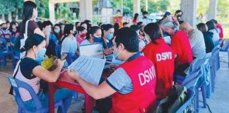 Photo shows during the Assistance for Individuals in Crisis Situations-educational assistance payout in San Jose, Antique on Sept. 17. DSWD WESTERN VISAYAS/FB