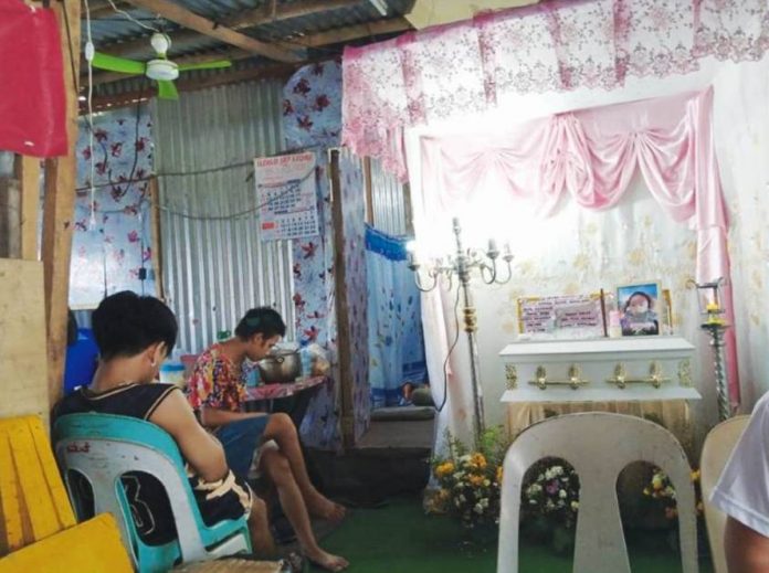 Photo shows the wake of four-month-old Baby Amara, one of the 10 fatalities due to acute gastroentiritis in Iloilo City. She was being watched by her two older brothers in their home in Barangay Tanza Timawa Zone 2, Iloilo City.