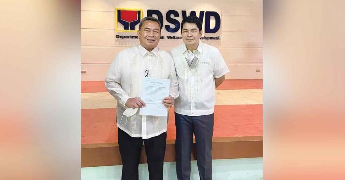 Former Iloilo Provincial Board member Atty. Carmelo Nochete (left) was formally sworn into office as the new regional director of the Department of Social Welfare and Development (DSWD) Region 6. With him in photo is DSWD Secretary Erwin Tulfo.