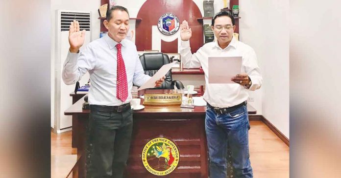 Philippine Councilors League - Antique president, Sangguniang Bayan member Plaridel E. Sanchez IV (left) of Pandan, Antique, takes his oath of office before Vice Governor Edgar Denosta (right) on Sept. 5, 2022. VICE GOVERNOR EDGAR DENOSTA/FB