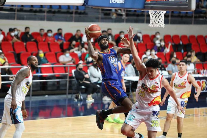 NLEX Road Warriors’ Earl Clark tries to score despite partially losing the ball against the defense of Rain or Shine Elasto Painters’ Leonard Santillan. PBA MEDIA BUREAU