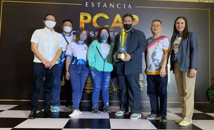 The Negros Kingsmen receives their third place trophy from the 2022 PCAP Wesley So Cup prior to the start of the Third Conference. PHOTO COURTESY OF ANTONIO OLENDO