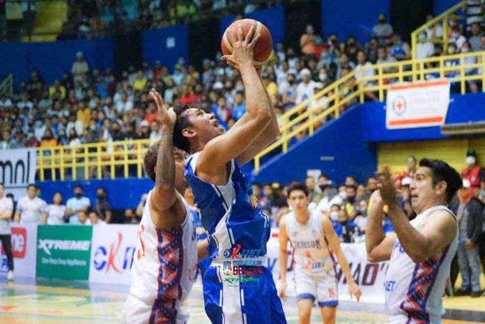 Bacolod BingoPlus’ Raymund Ilagan positions himself for an inside basket against the defense of GenSan Warriors’ Marlon Gomez and Gerald Anderson. MPBL PHOTO