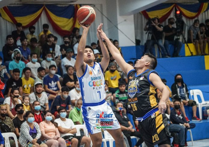 Bacolodnon Jeramer Cabanag of Bacolod BingoPlus was forced to an awkward basket attempt by the defense of Bacoor City Strikers’ Mark Joseph Pangilinan. MPBL PHOTO