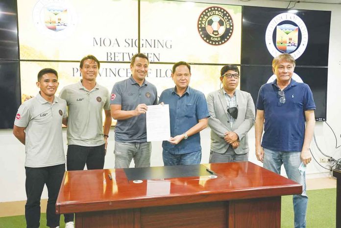 The signing of a three-year memorandum of agreement between Kaya Futbol Club-Iloilo and Province of Iloilo governor Arthur Defensor recently. KAYA-ILOILO PHOTO