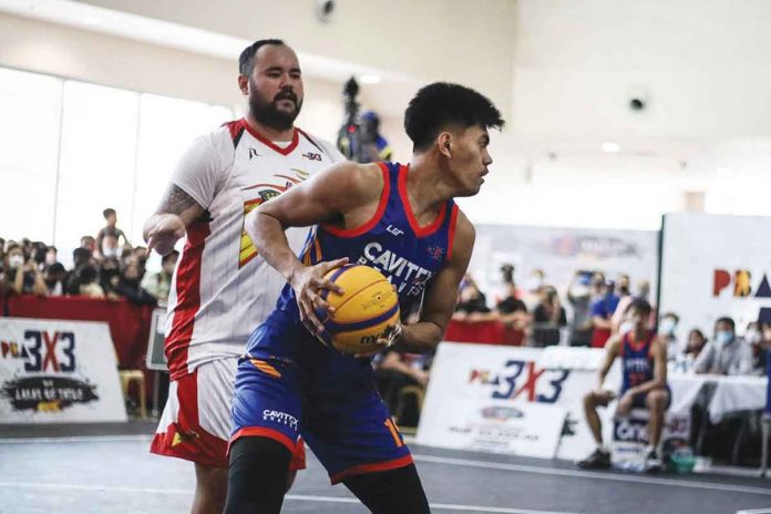 CAVITEX Braves’ Jorey Napoles prepares to make his move while being defended by Ilonggo Ken Bono of San Miguel Beermen. PBA MEDIA BUREAU