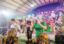 Negros Occidental governor Eugenio Jose Lacson, together with La Castellana mayor Rhumylla Nicor-Mangilimutan and Victorias City mayor Javier Miguel Benitez, join the merrymaking during the MassKara sa Panaad opening event on October 10. (Dominique Gabriel G. Bañaga photo)