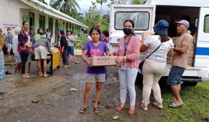 The Department of Social Welfare and Development (DSWD) in Western Visayas distributes family food packs to families affected by flash flood brought by Tropical Storm “Paeng” in Tapaz, Capiz. DSWD-6 PHOTO