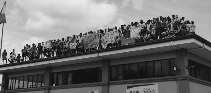 Around 100 protesting persons deprived of liberty (PDLs) climbed to the roof of the administrative building of the Iloilo District Jail in Barangay Nanga, Pototan, Iloilo on August 24, 2022 and staged a noise barrage. On Friday, Oct. 7, one PDL was stabbed to death by another inmate inside the facility. PN FILE PHOTO