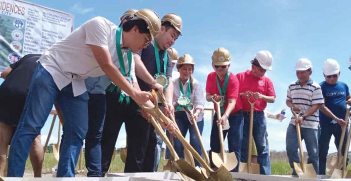 Officials of the National Housing Authority headed by its general manager, Joeben Tai, and Iloilo City officials led by Cong. Julienne Baronda and Vice Mayor Jeffrey Ganzon spearhead the groundbreaking for the People’s Residences – a 300-unit housing for informal settler families – in Barangay Tabuc Suba, Jaro on Oct. 15, 2022. GLENDA TAYONA/PN