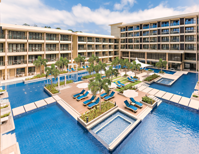 Experience the world-class beauty of Henann Park Resort Boracay outdoor pool and take delight on its breath taking panoramic and Instagrammable view.