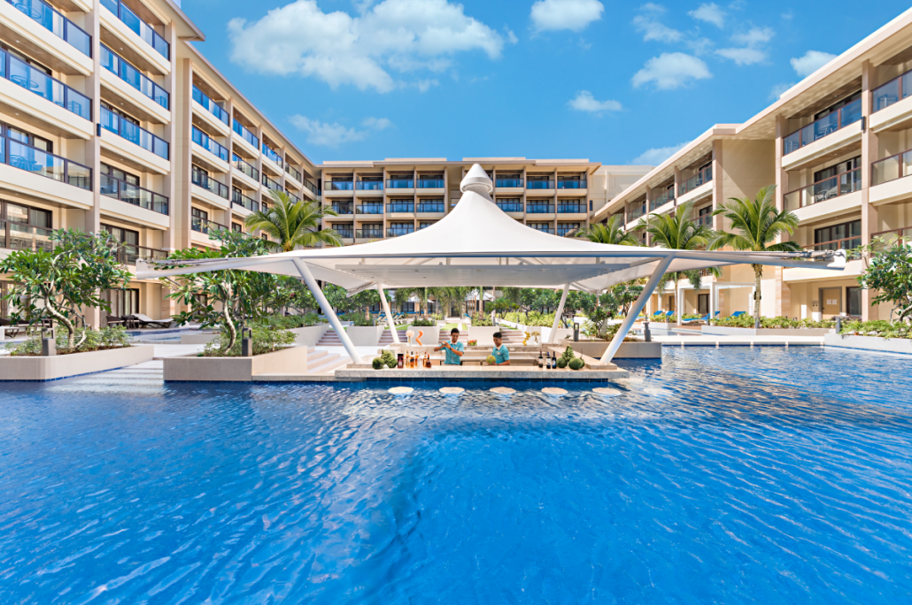 Feel the tropical vibe as you take a dip in Henann Park Resort Boracay’s luxurious swimming pool while sipping your favorite drink on its invigorating pool bar, making it your best swimming experience in the island.