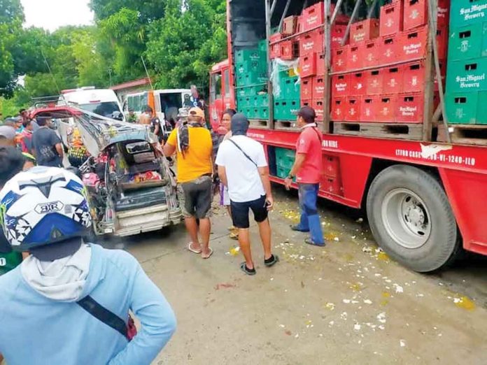 A tricycle and a delivery truck collided yesterday in Barangay Parara Sur, Tigbauan, Iloilo. Five persons were injured. TIGBAUAN POLICE STATION PHOTO