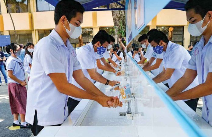 Bacolod City Health Officer Ma. Carmela Gensoli advises everyone to practice good hygiene to prevent cholera. Photo shows students demonstrating the proper washing of hands. ABS-CBN NEWS PHOTO