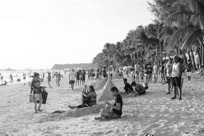 The world-famous Boracay Island in Malay, Aklan was named as "top island" in Asia in the 2022 Condé Nast Traveler Readers’ Choice Awards. PN FILE PHOTO