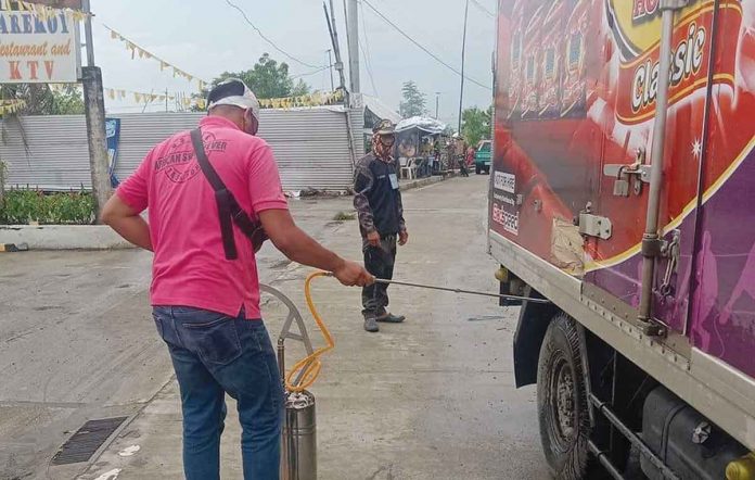 BORDER CONTROLS. Personnel of the Iloilo City Government’s African Swine Fever (ASF) taskforce disinfect a delivery truck transporting animal, pork and pork by-products. The city government has banned the entry of live hogs, pork and pork by-products from Oton, Iloilo – ground zero of ASF infection – and is strengthening its border control in five different locations – Sto. Niño Sur/Alegre, Mohon/Oton, Pakiad/Sooc, Hibao-an/San Miguel, and Calahunan. ILOILO CITY GOVERNMENT FB PAGE PHOTO