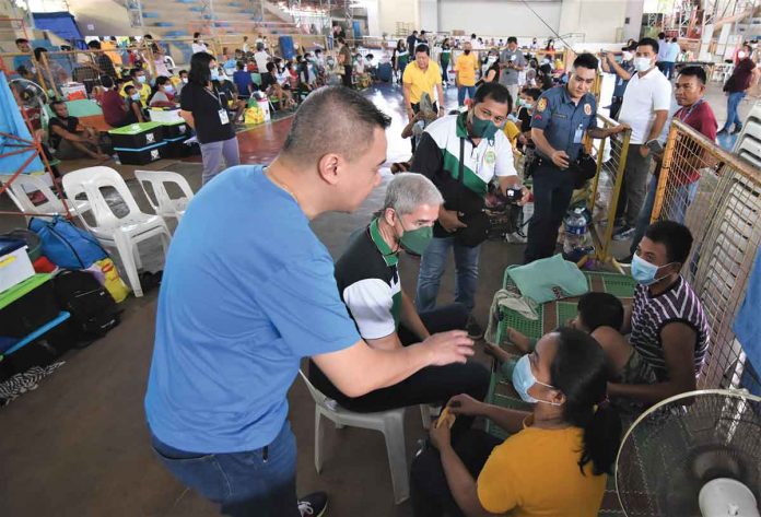 Negros Occidental’s Gov. Eugenio Jose Lacson visits Himamaylan City to check on the families evacuated due to the ongoing armed conflict between government troops and rebels in the city’s remote villages. The governor was with Department of Social Welfare and Development (DSWD) undersecretary Vilma Cabrera, DSWD Region 6 director Carmelo Nochete, 5th District’s Rep. Dino Yulo, and Himamaylan City mayor Raymund Tongson and vice mayor Justin Gatuslao, among others. PROVINCIAL GOVERNMENT OF NEGROS OCCIDENTAL/FB PHOTO