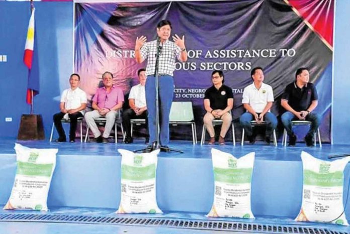 AGRICULTURE SECRETARY PAYS VISIT. President Ferdinand Marcos Jr., who concurrently heads the Department of Agriculture, stops by Negros Occidental on Sunday to lead the distribution of P88 million in funds and other assistance to farmers’ groups as well as P500,000 in cash aid to indigents in the province. PHOTO FROM MALACAÑANG