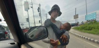 Badjaos, especially kids, are known to climb jeepneys and beg for money from the passengers. Photo shows a Badjao man with his child in Iloilo City knocking on the window of vehicles asking for alms. PN FILE PHOTO