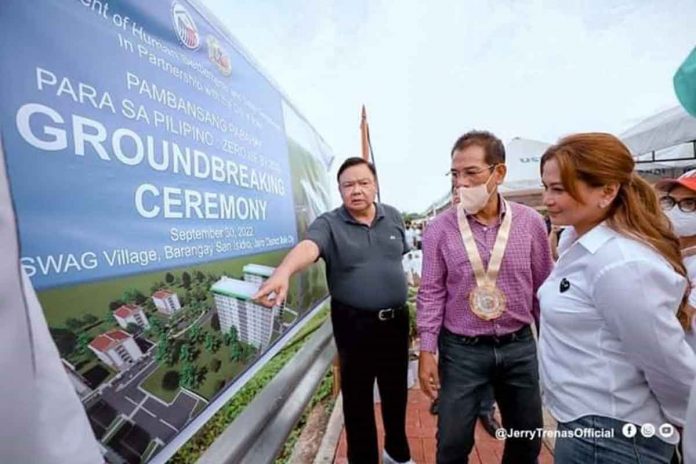 USWAG TOWNSHIP DEV’T. Iloilo City’s Mayor Jerry Treñas shows the perspective of the two 10-storey housing condominiums dubbed “Uswag Township Development” (Uswag Village) to Department of Human Settlements and Urban Development secretary Jose Rizalino L. Acuzar as Cong. Julienne Baronda looks on during the groundbreaking in Barangay San Isidro, Jaro district. ILOILO CITY MAYOR’S OFFICE PHOTO