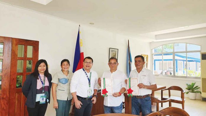 Present during the awarding of special patents for Buenavista, Guimaras’ sanitary landfill are (from left) LMO1 Leoda Gabutin; Technical Services Division chief Julieta T. Gabayeron; Provincial Environment and Natural Resources Officer Edgardo M. Rostata; Buenavista mayor Samuel T. Gumarin; and Sangguniang Bayan (SB) member Valentin Talabero. Also in attendance are Vice Mayor Cyril C. Beltran and SB member Rommel John Edang. DENR-6 PHOTO