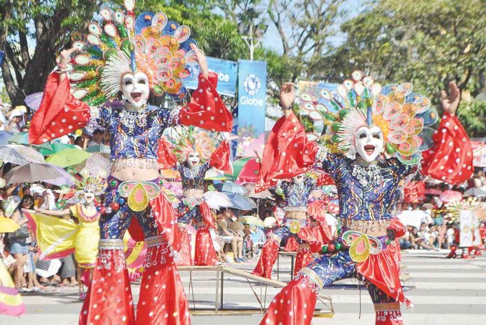 All roads lead to Bacolod City on Sunday, Oct. 23, as the City of Smiles reopens its streets for a grand and colorful street dancing going to a bigger venue – Paglaum Sports Complex – for the arena dance competition, the highlight of the MassKara Festival 2022, with the theme, “Balik Yuhum”. PN FILE PHOTO