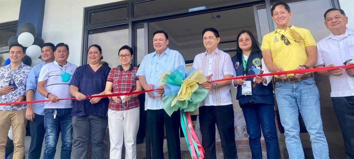 Mayor Jerry Treñas and Vice Mayor Jeffrey Ganzon (5th and 4th from right, respectively) lead the inauguration of the Iloilo City Uswag Molecular Laboratory on Oct. 14. ILOILO CITY PIO PHOTO