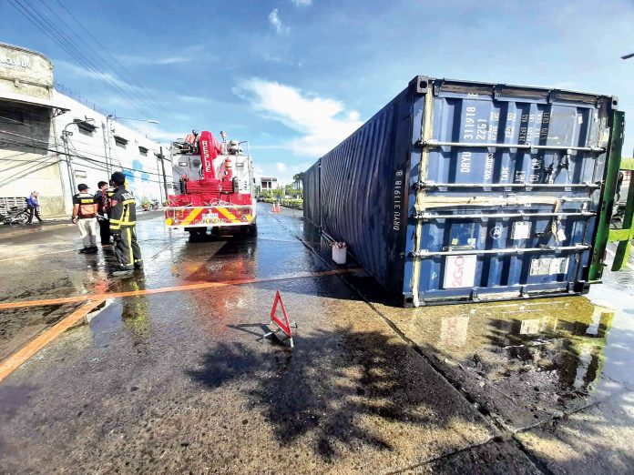 Twenty-five tons of raw palm oil got spilled after a container van fell on its side on Muelle Loney Street, Iloilo City early yesterday morning. PANAY EMERGENCY PHOTO