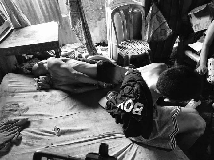 Siblings Alcen and Nestor Magno Jr. yields around P714,000 worth of suspected shabu during a drug buy-bust operation in Barangay Lopez-Jaena Norte, La Paz, Iloilo City on Wednesday, Oct. 19, 2022. RADYO BANDERA ILOILO PHOTO