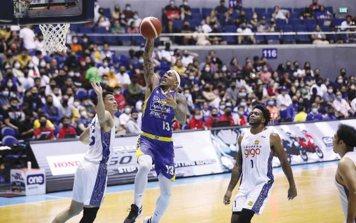 Magnolia Chicken Timplados Hotshots’ Calvin Abueva goes for a basket as rivals from TNT Tropang Giga look on. SPIN.PH PHOTO