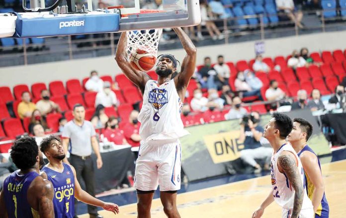 NLEX Road Warriors’ Earl Clark splits the TNT Tropang Giga defense for a two-handed flush. PBA MEDIA BUREAU