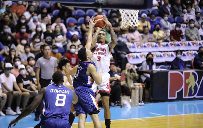 Barangay Ginebra San Miguel Kings’ Jamie Malonzo is forced to a fallaway basket by the defense of Meralco Bolts’ Aaron Black. PBA MEDIA BUREAU